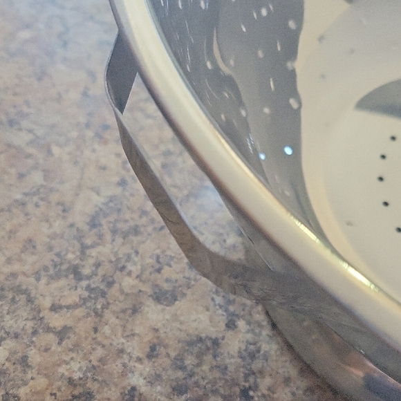 Premium Silver Kitchen Colander - Picture 6 of 7